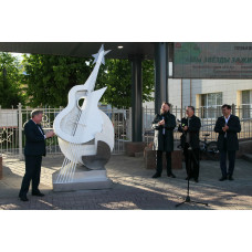 Огромная гитара от Pandora. Состоялось открытие арт-объекта, посвящённого 25-летию фестиваля "Мир гитары" в Калуге.